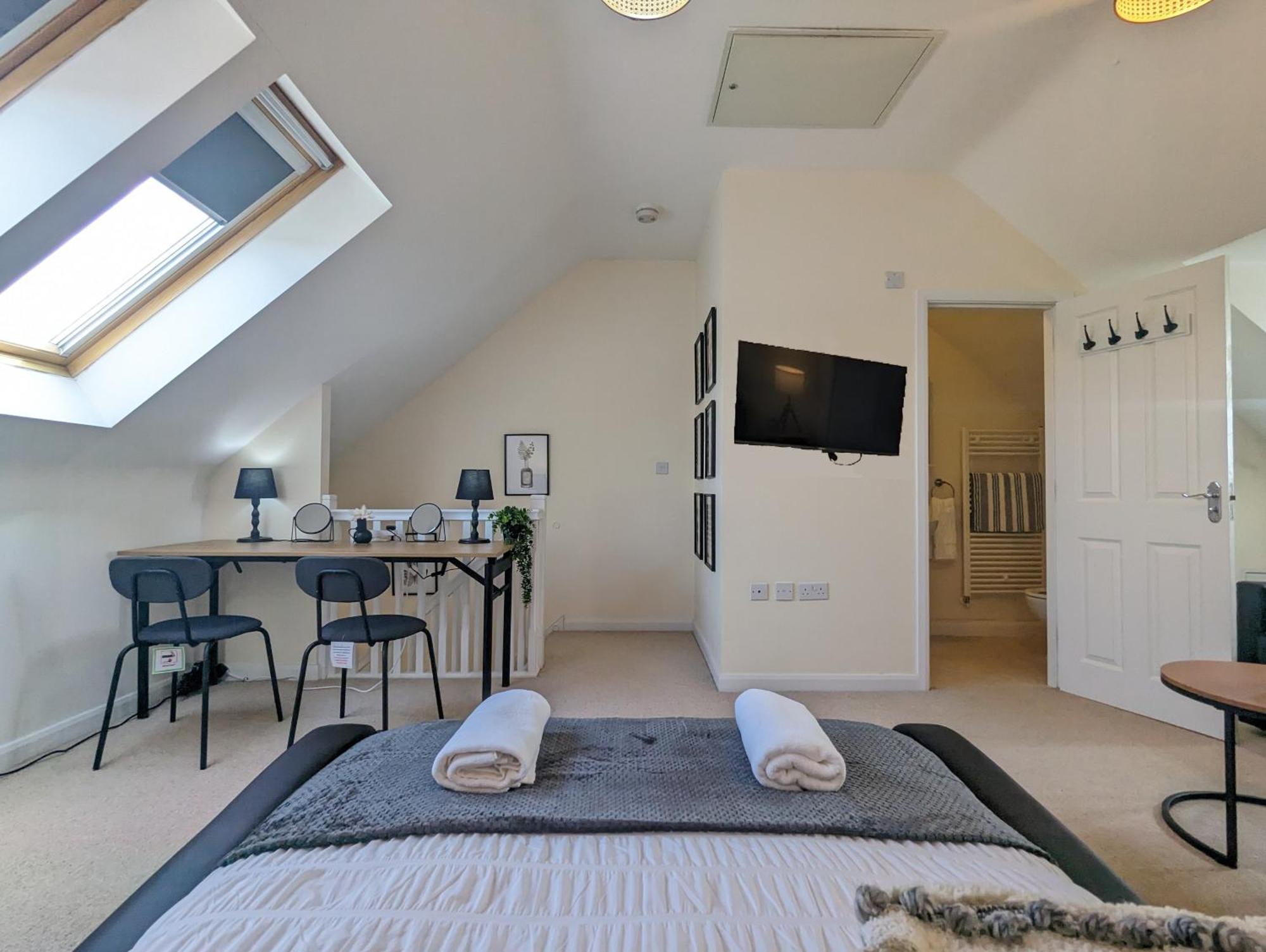 Large 4-bedrooms House Near Centre Free Parking *