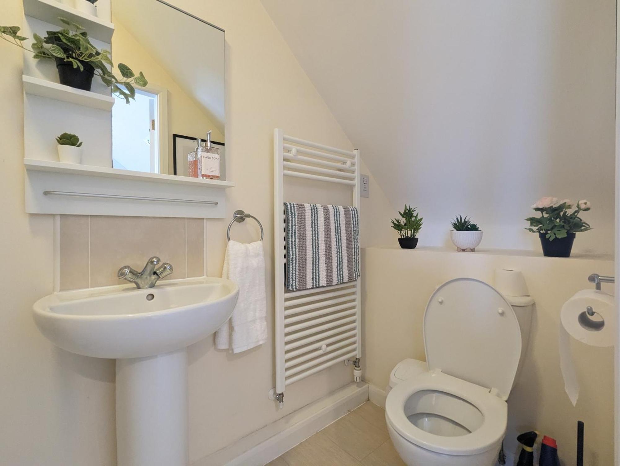 Large 4-bedrooms House Near Centre Free Parking *