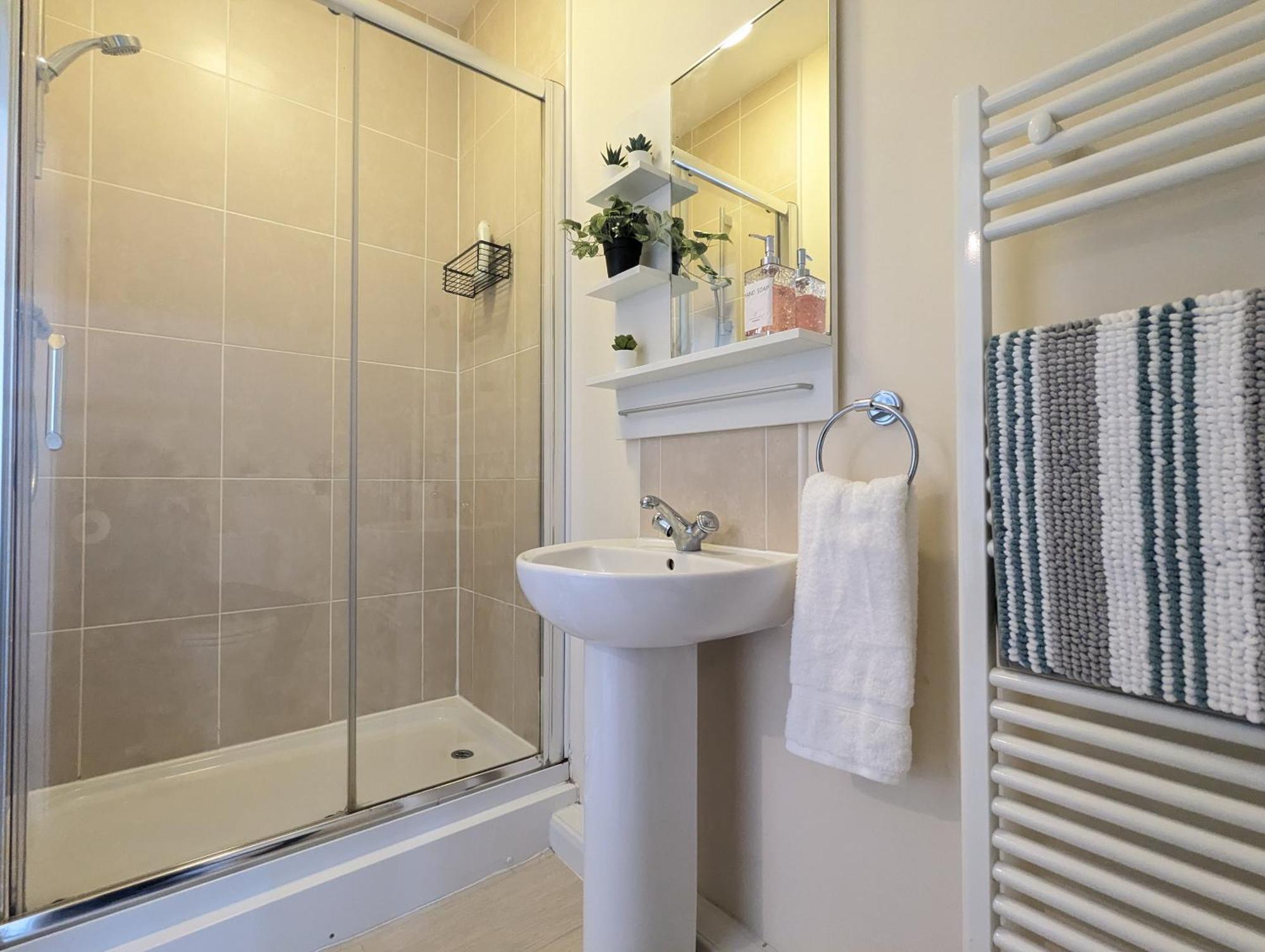 Large 4-bedrooms House Near Centre Free Parking