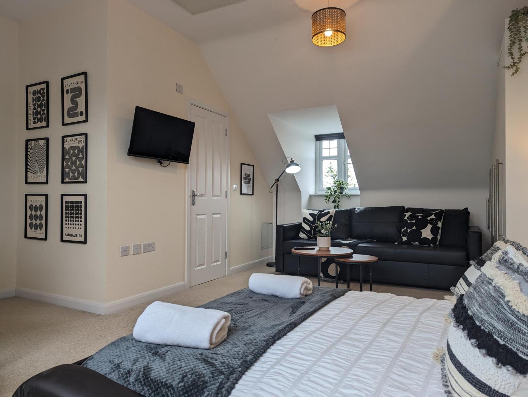 Large 4-bedrooms House Near Centre Free Parking *