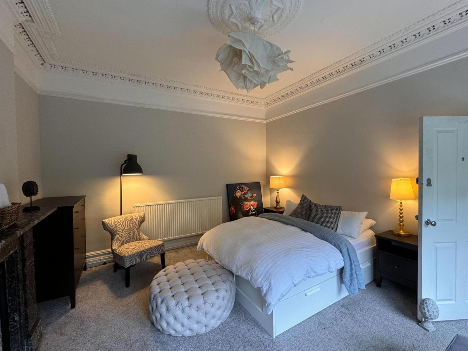 Deluxe Huge Detached House With Parking, Sleeps Up To 30 People, 2m From Centre Liverpool