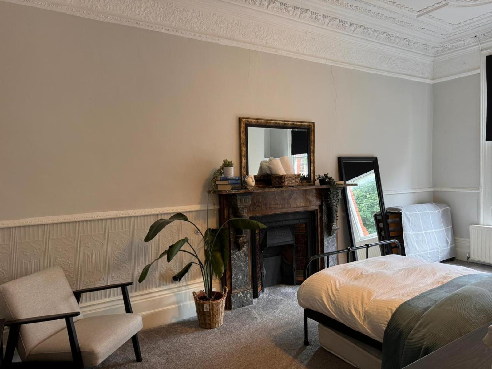 Deluxe Huge Detached House With Parking, Sleeps Up To 30 People, 2m From Centre * Liverpool