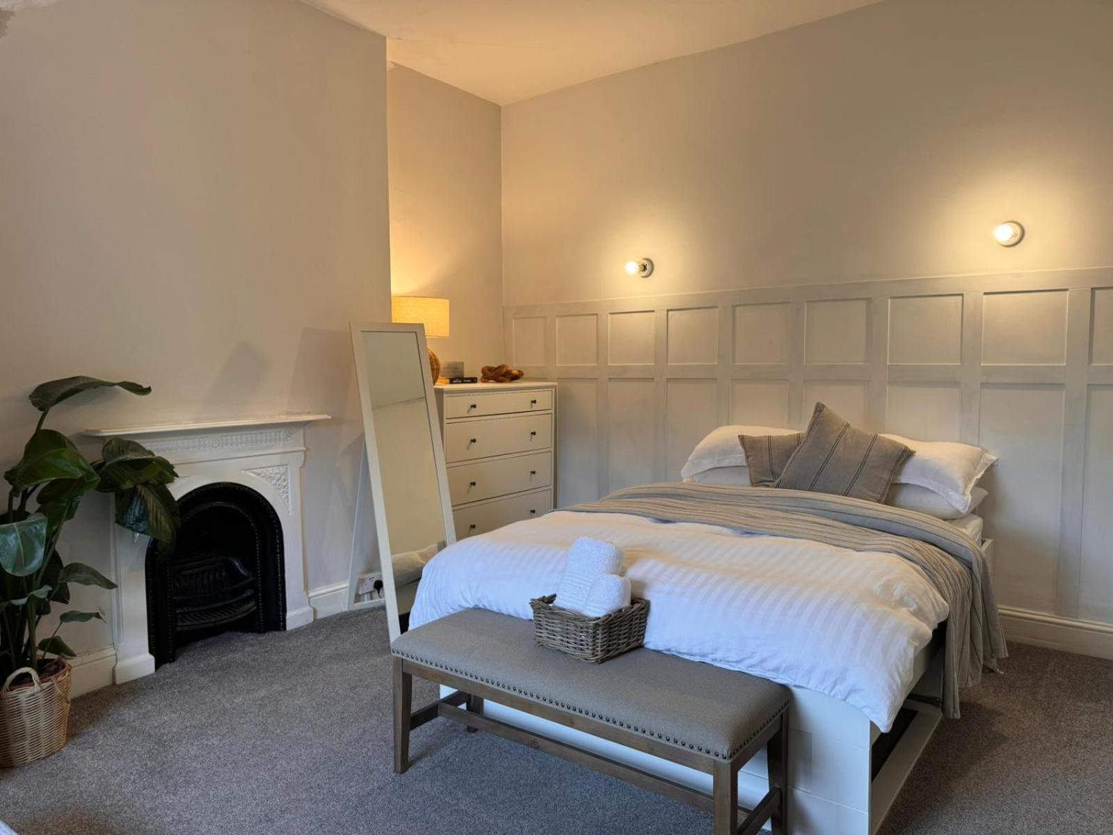 Deluxe Huge Detached House With Parking, Sleeps Up To 30 People, 2m From Centre Holiday home
