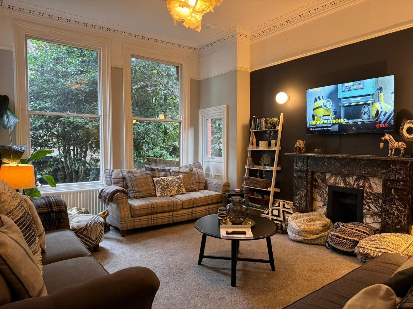 Deluxe Huge Detached House With Parking, Sleeps Up To 30 People, 2m From Centre Holiday home *