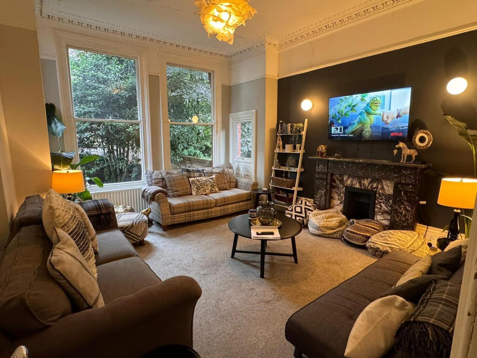 Deluxe Huge Detached House With Parking, Sleeps Up To 30 People, 2m From Centre Holiday home Liverpool