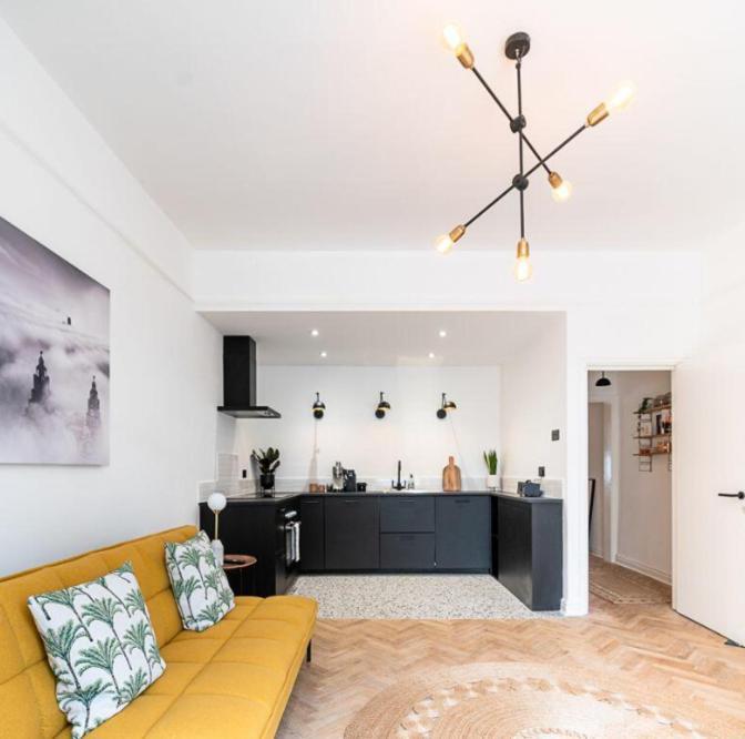 Orange - Stylish Near Lark Lane *