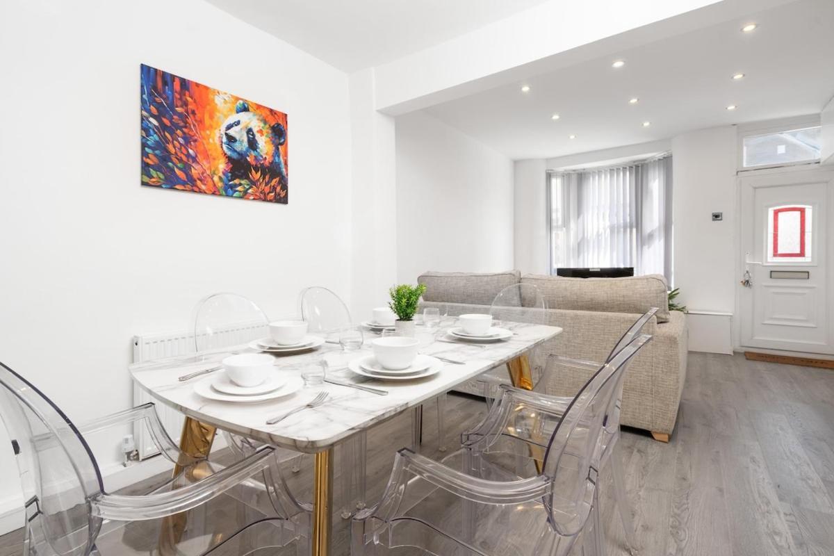 Holiday home Beautiful House - Free Parking - 5 Mins To Centre