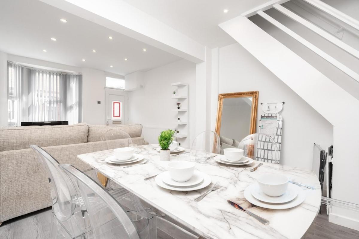 Beautiful House - Free Parking - 5 Mins To Centre Holiday home *