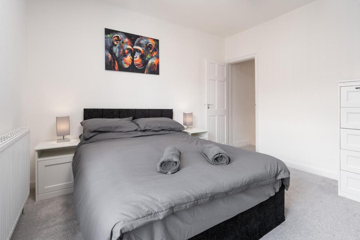 Beautiful House - Free Parking - 5 Mins To Centre Holiday home *