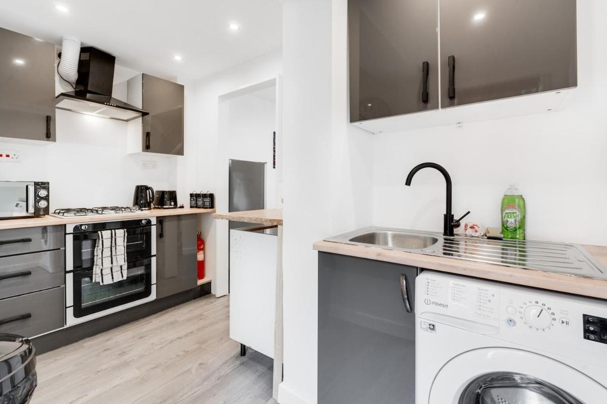 Holiday home Beautiful House - Free Parking - 5 Mins To Centre *