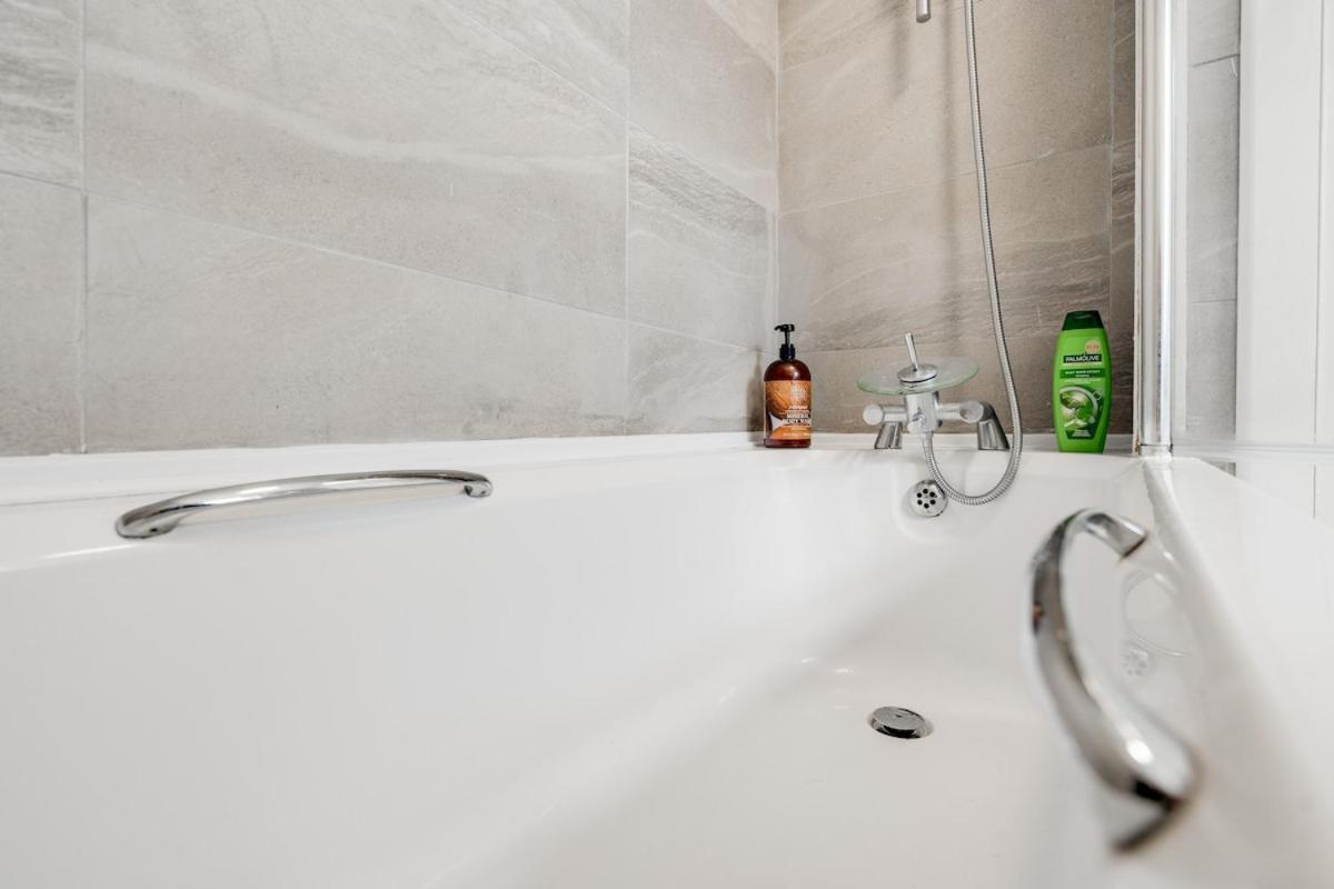 Holiday home Beautiful House - Free Parking - 5 Mins To Centre Liverpool