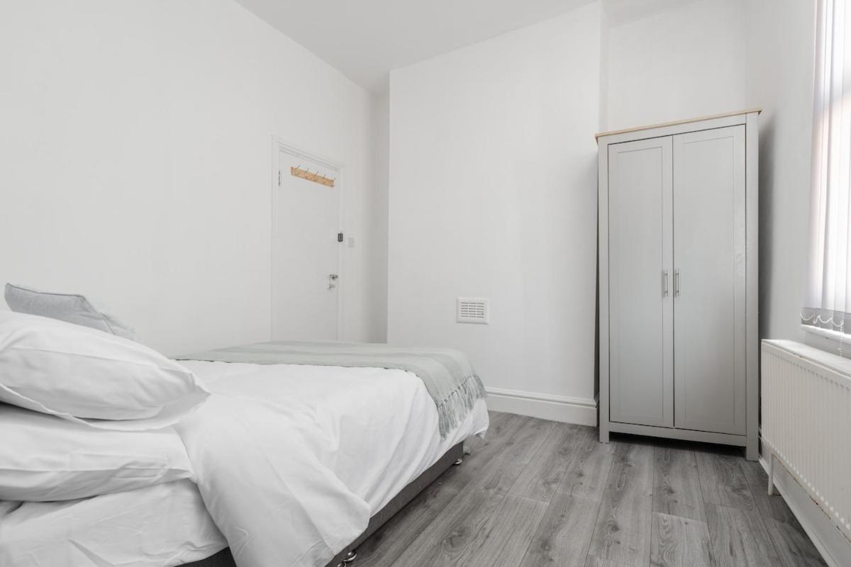 Contractor Long Saving Holiday home Liverpool