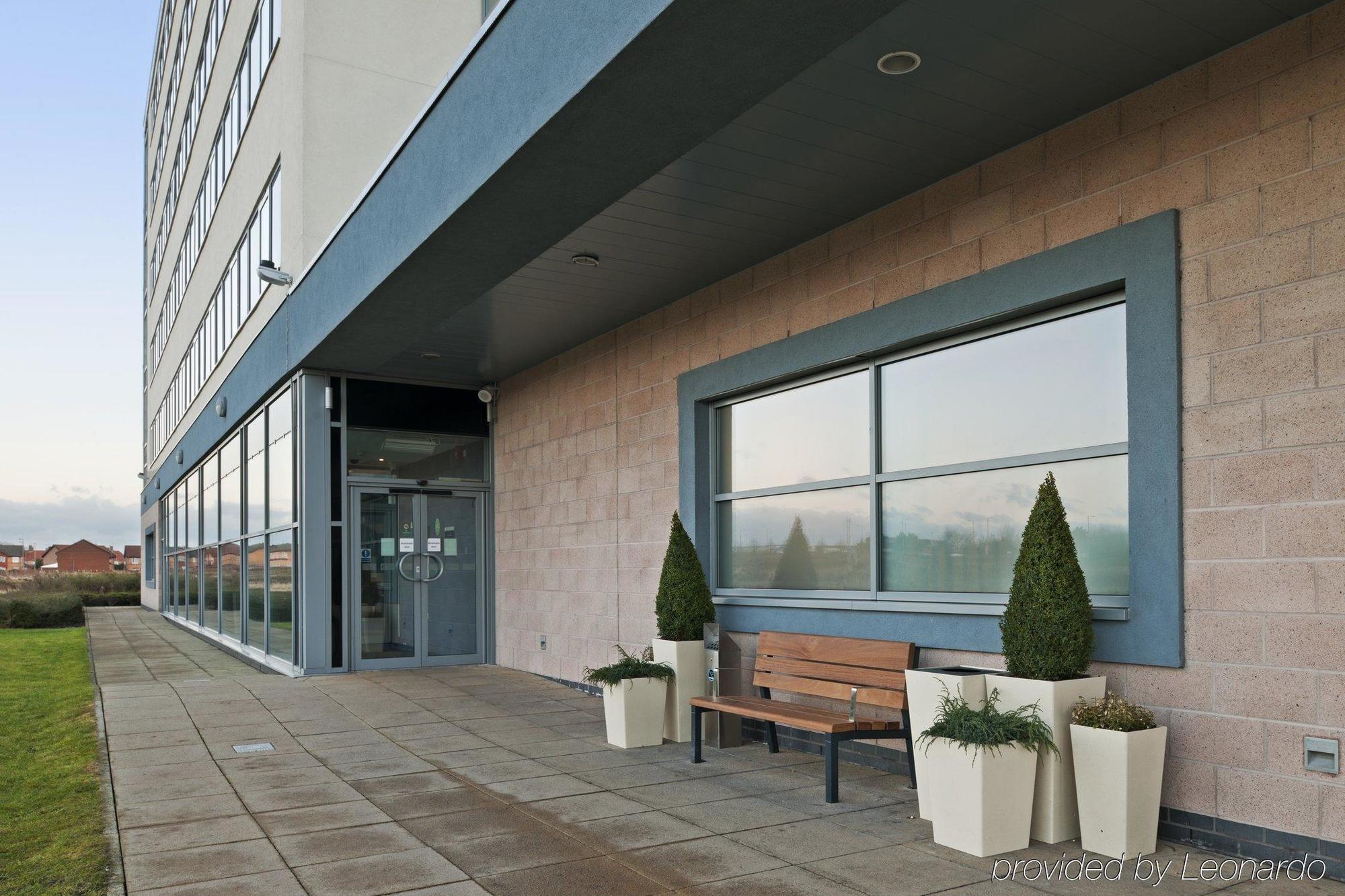Hotel Holiday Express John Lennon Airport 3*