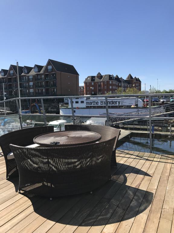 007 House Boat Botel