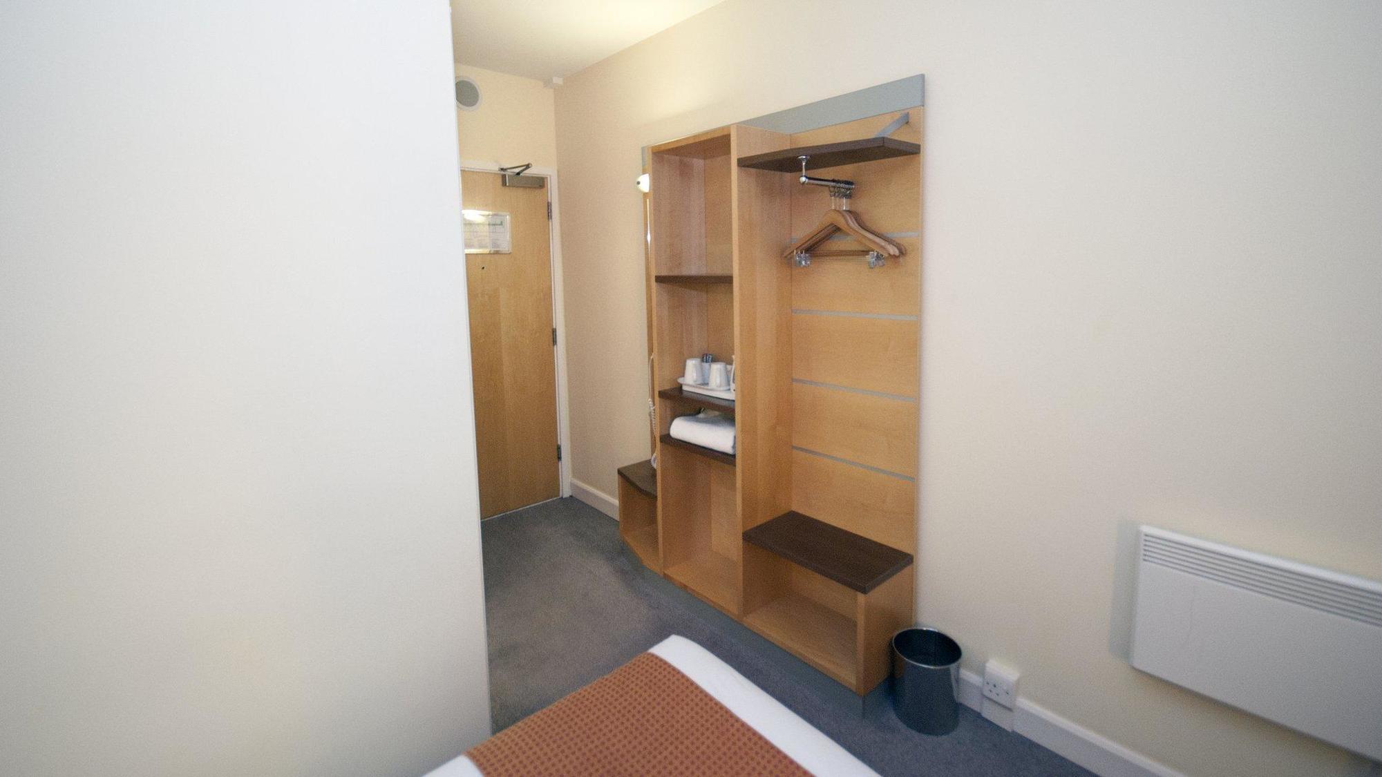 Hotel Holiday Express John Lennon Airport 3*